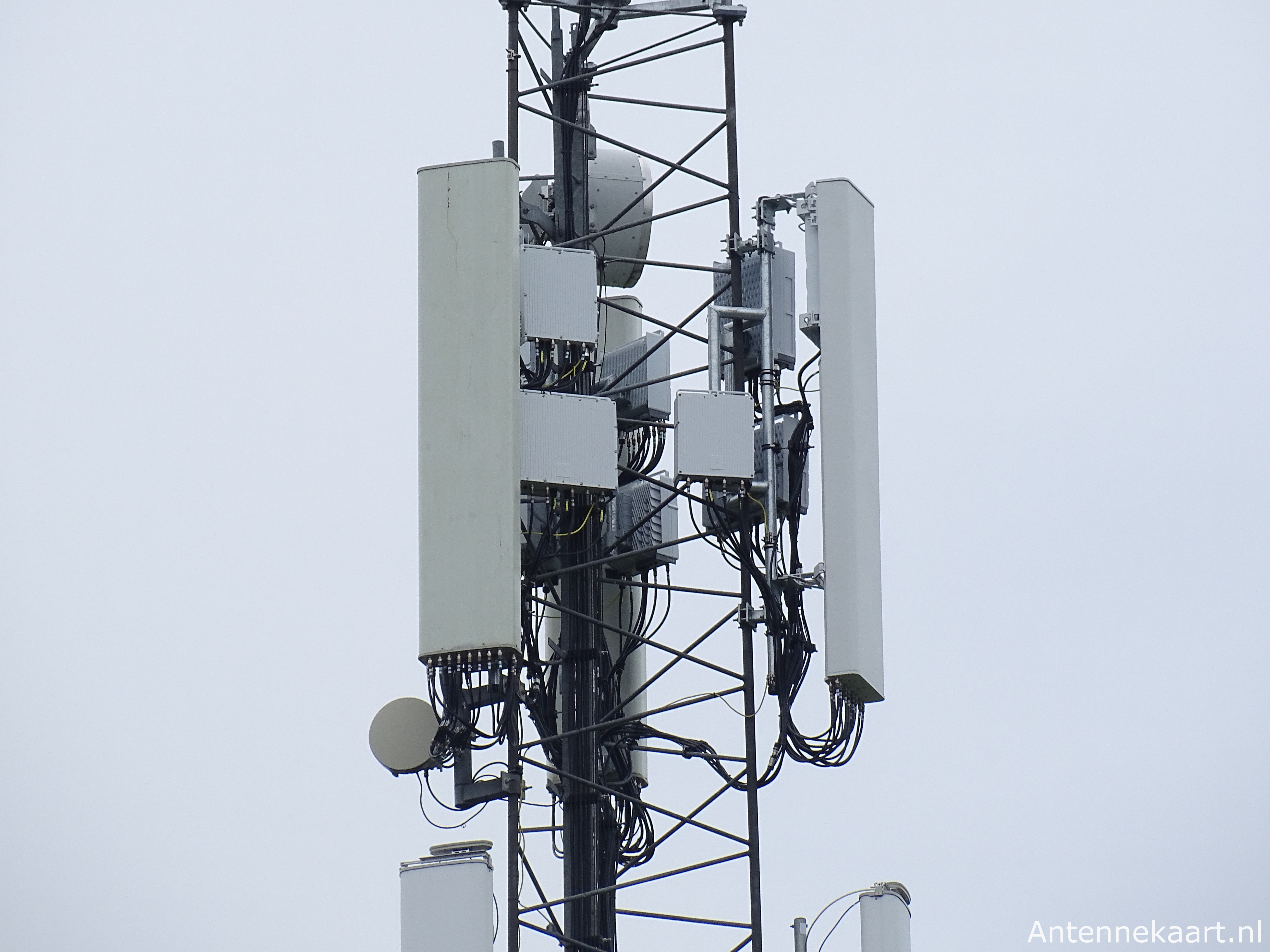 De nieuwe AIR6418 (rechts), en twee sectoren met passieve antennes.