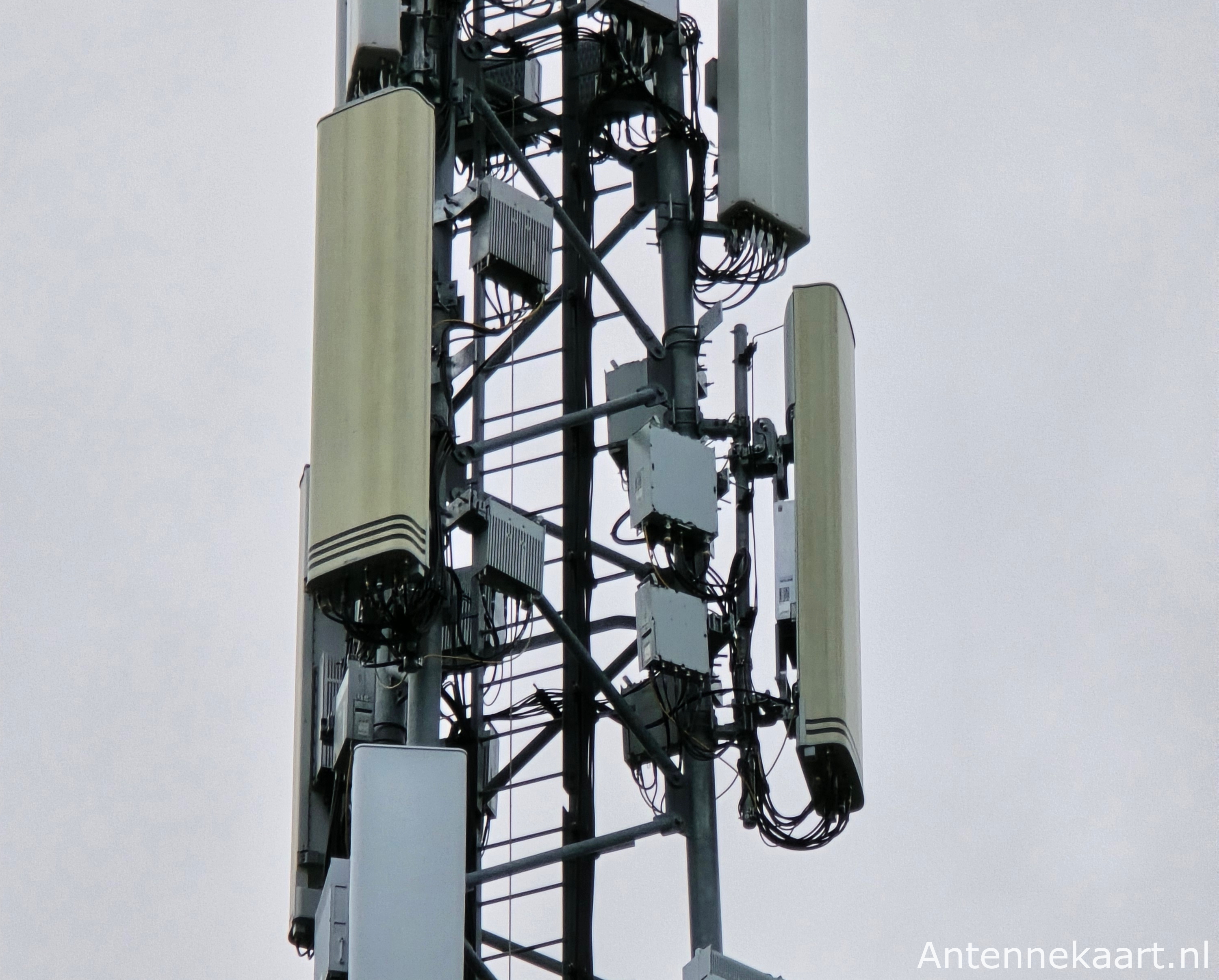 KPN Maxwell platform antennes, die al flink geel zijn geworden.